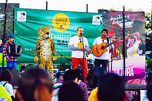 © Manuel jaramillo, coordinador de Programa Selva Paranaense de Vida Silvestre, junto al músico Joselo Schuap en el Festival
© Manuel jaramillo, coordinador de Programa Selva Paranaense de Vida Silvestre, junto al músico Joselo Schuap en el Festival