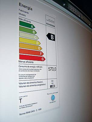 © Las etiquetas de eficiencia energética informan el nivel de consumo de energía de un aparato
© Las etiquetas de eficiencia energética informan el nivel de consumo de energía de un aparato